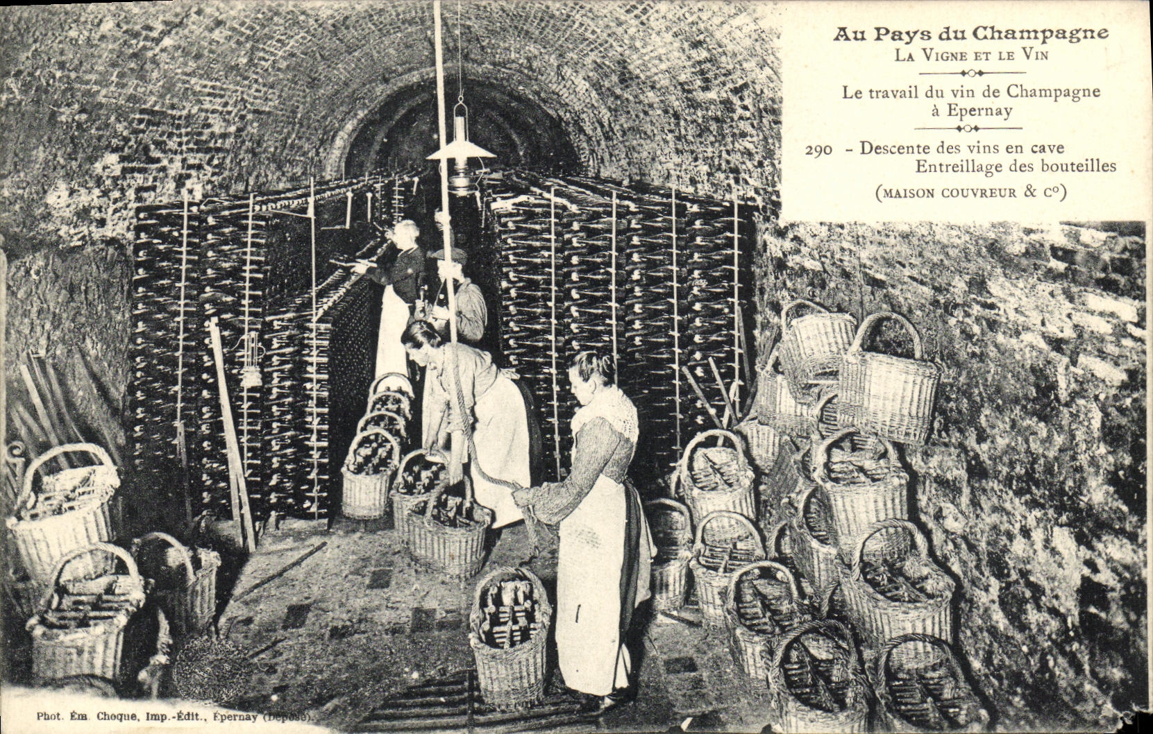 CPA Au pays du Champagne La travail du vin a Epernay Descente des vins en cave Entreillage des bouteilles 