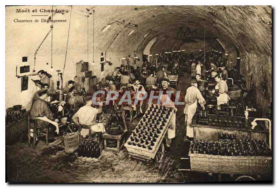 CPA Moet et Chandon Champagne Chantiers de degorgement 
