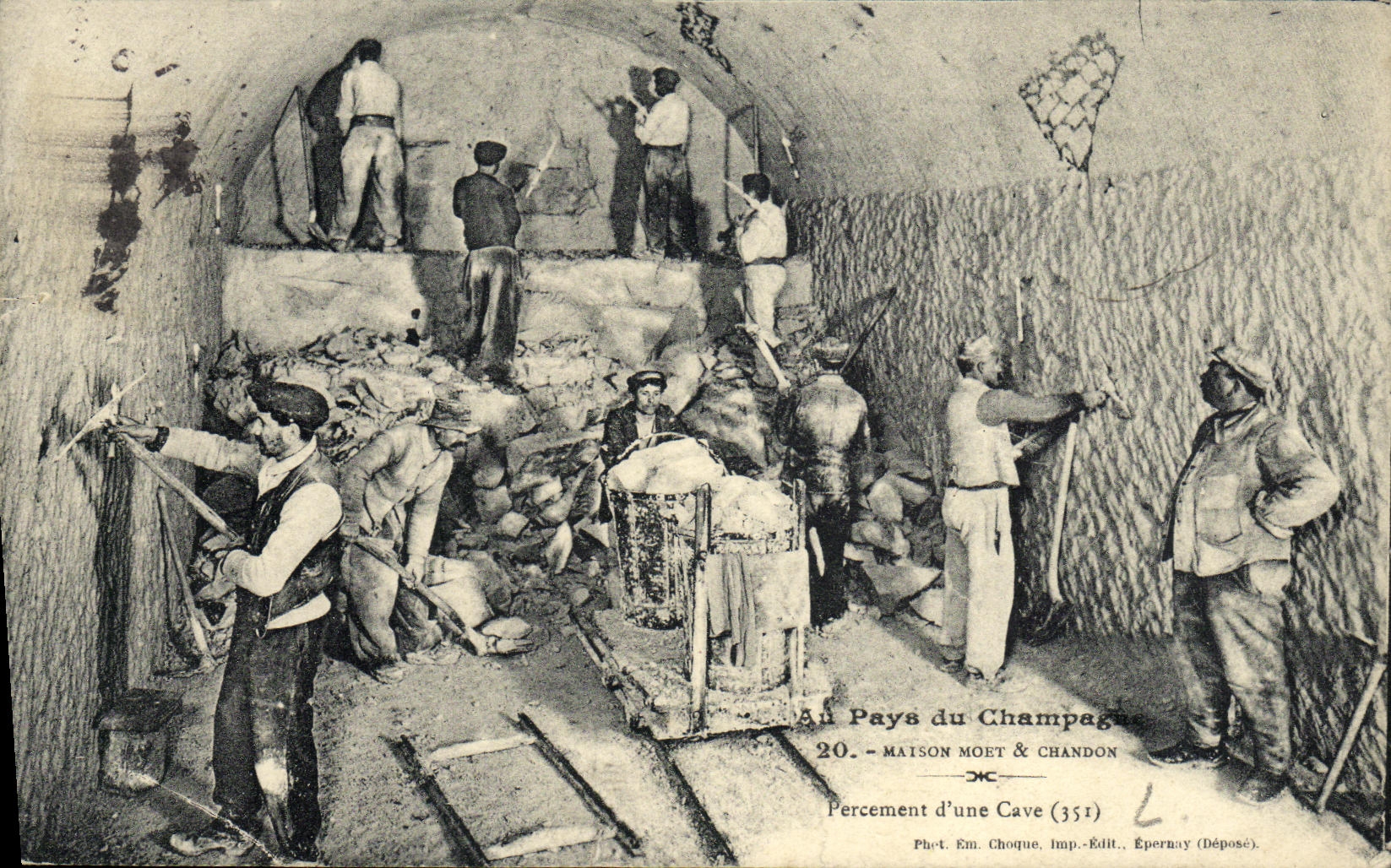 Percement d'une cave — Pays du Champagne — Maison Moet & Chandon (351) — Phot. Em. Choque, Imp.-Édité à Épernay (Déposé)