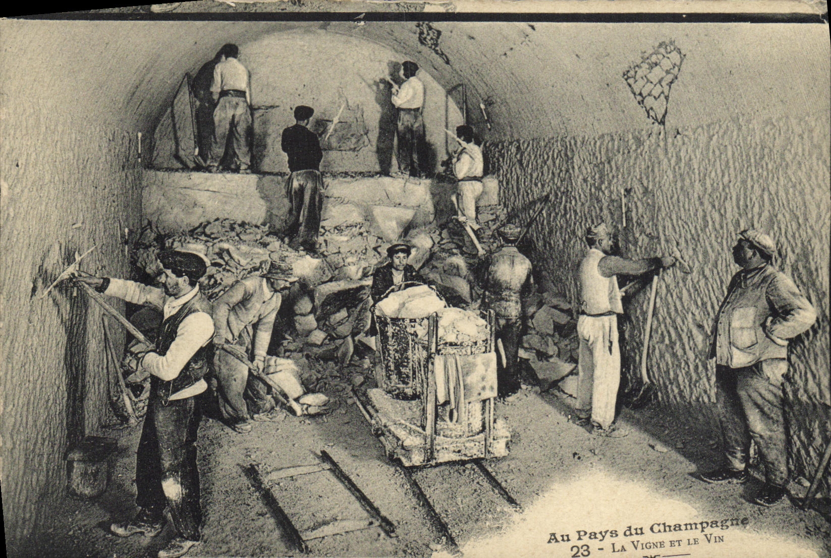 CPA Au pays du Champagne Le travail du vin Percement d'une cave TOP