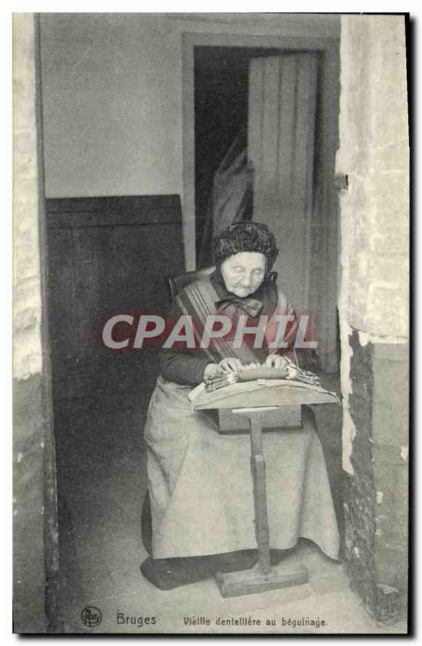 CPA Bruges Vieille dentelliere en beguinage Folklore Costume 
