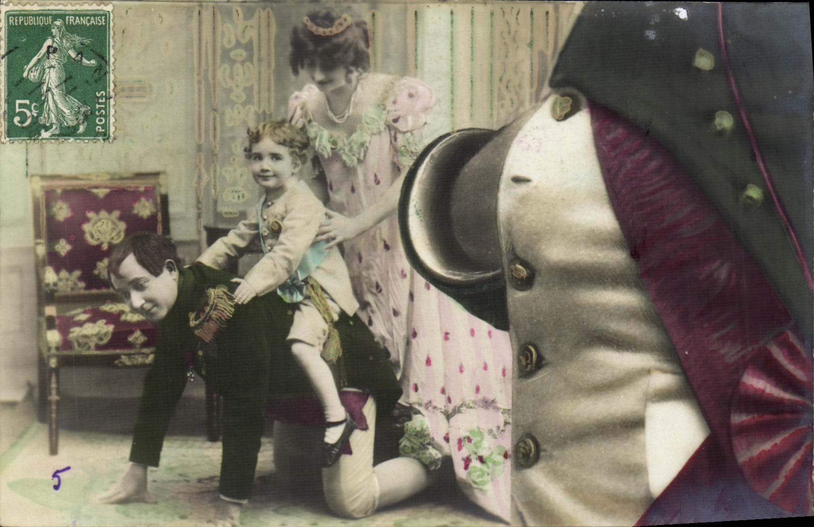 Famille en intérieur — scène domestique — éditeur non identifié