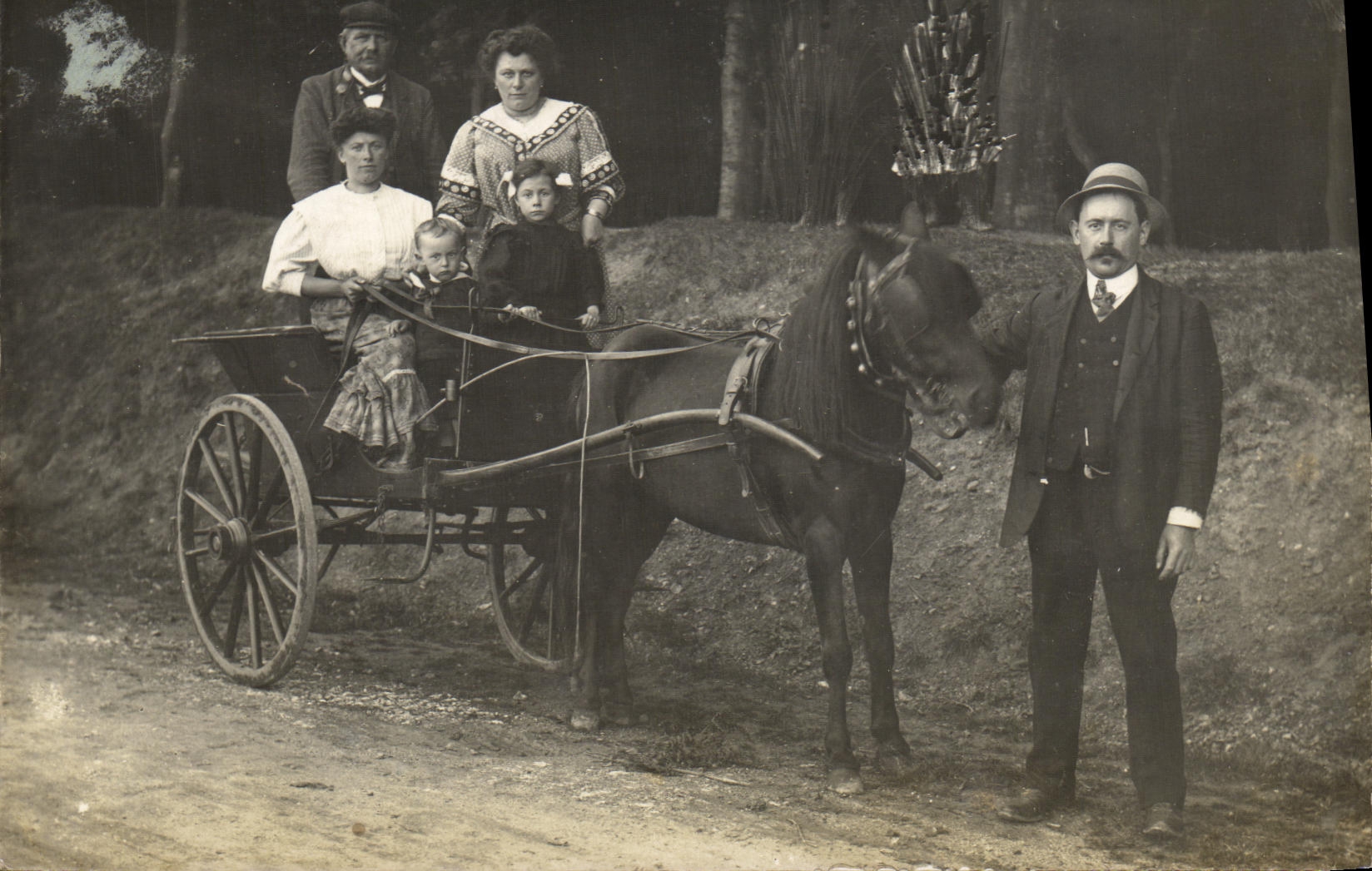 Famille et homme à côté d'un chariot à cheval — éditeur non visible