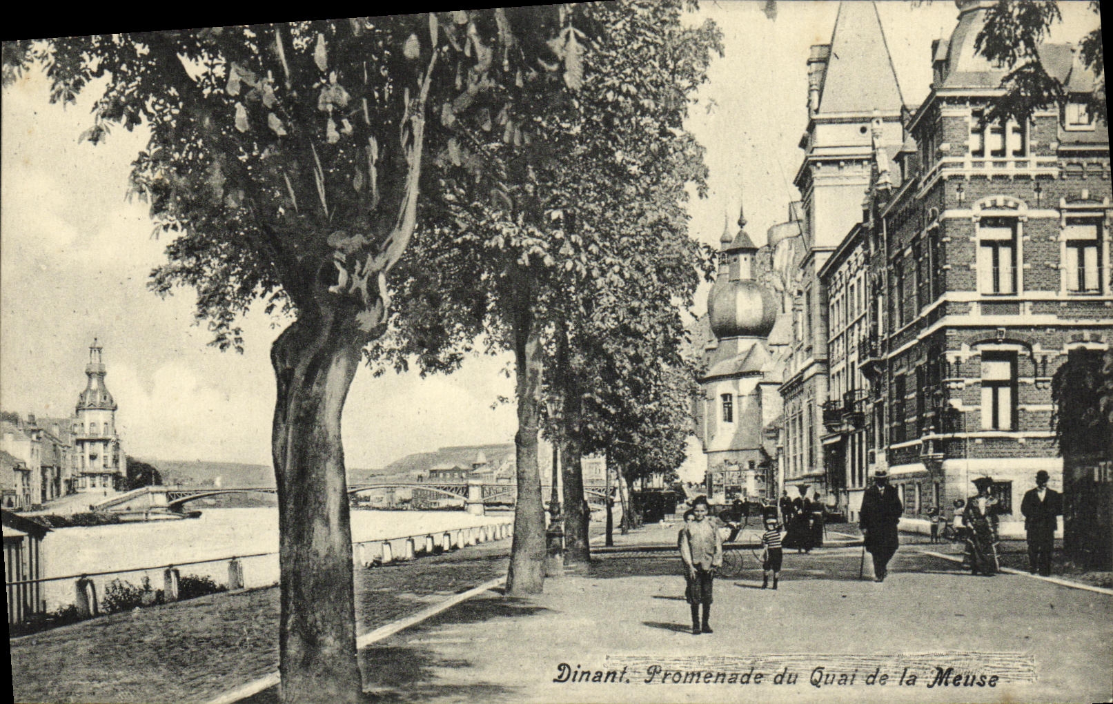 CPA Dinant Promenade du quai de la Meuse 