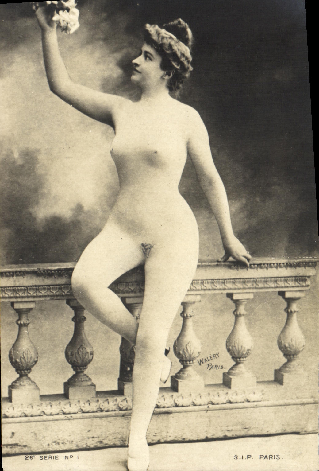 Nue — pose sur balustrade — Waléry, S.I.P. Paris, 26e série n°1