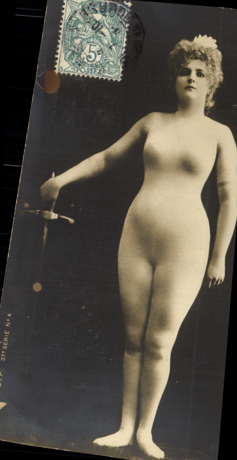 Femme nue tenant une épée — série 374 — éditeur G.P.P.