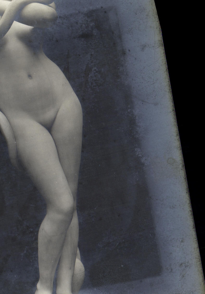 Statue nue — détail — sans éditeur ni numéro visible
