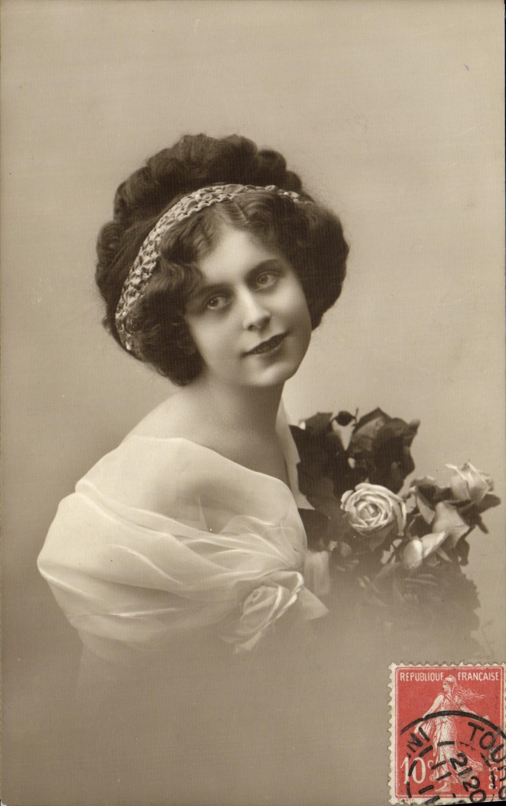 Jeune femme en robe blanche — avec bouquet de roses — éditée par la République Française, n° 10