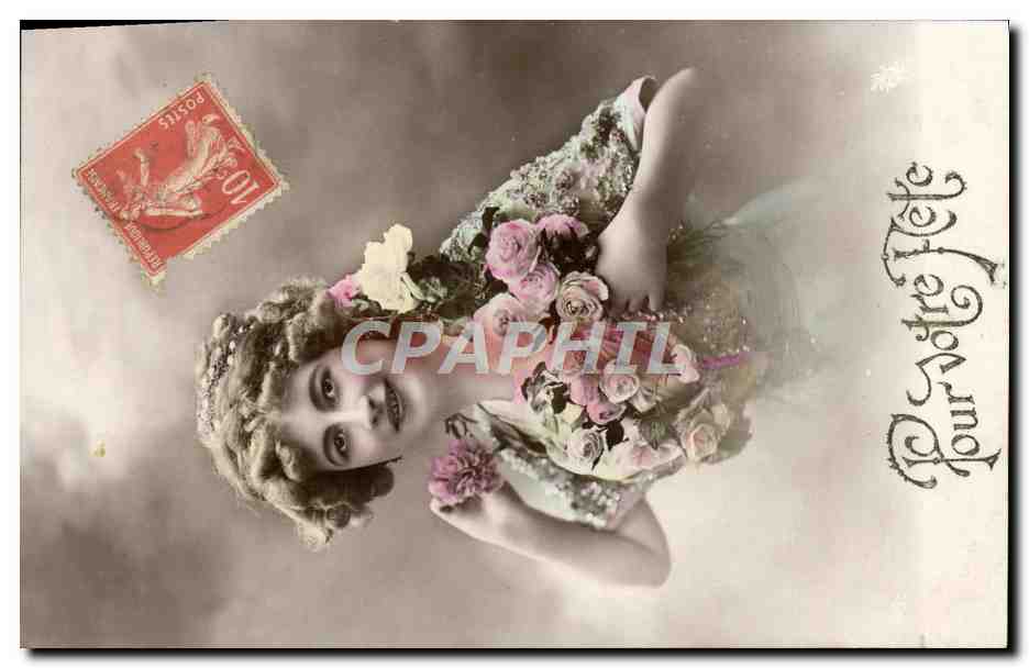 Jeune femme en robe fleurie — carte postale de vœux — éditeur non identifié