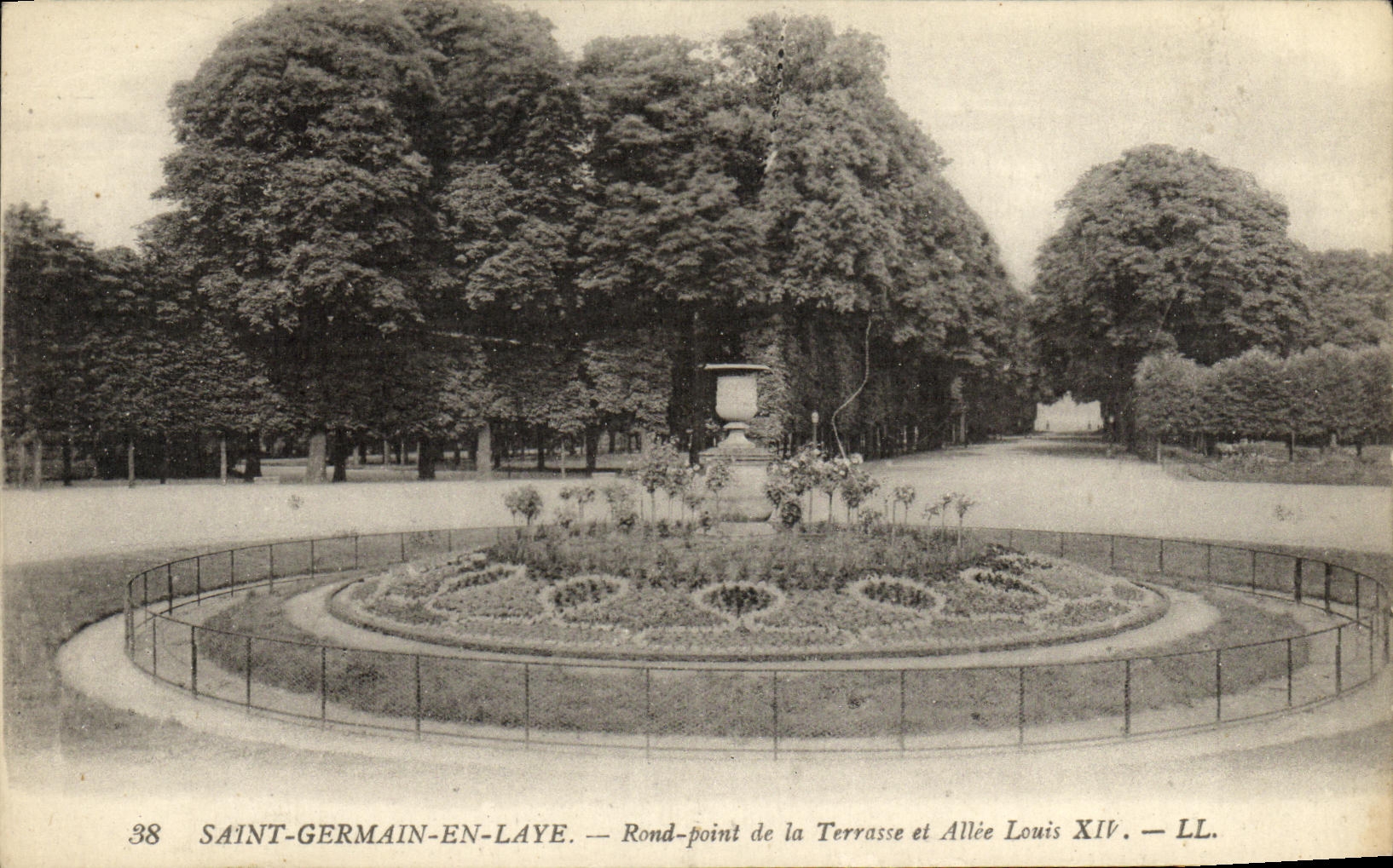 Saint-Germain-en-Laye — Rond-point de la Terrasse et Allée Louis XIV — LL. — n°38