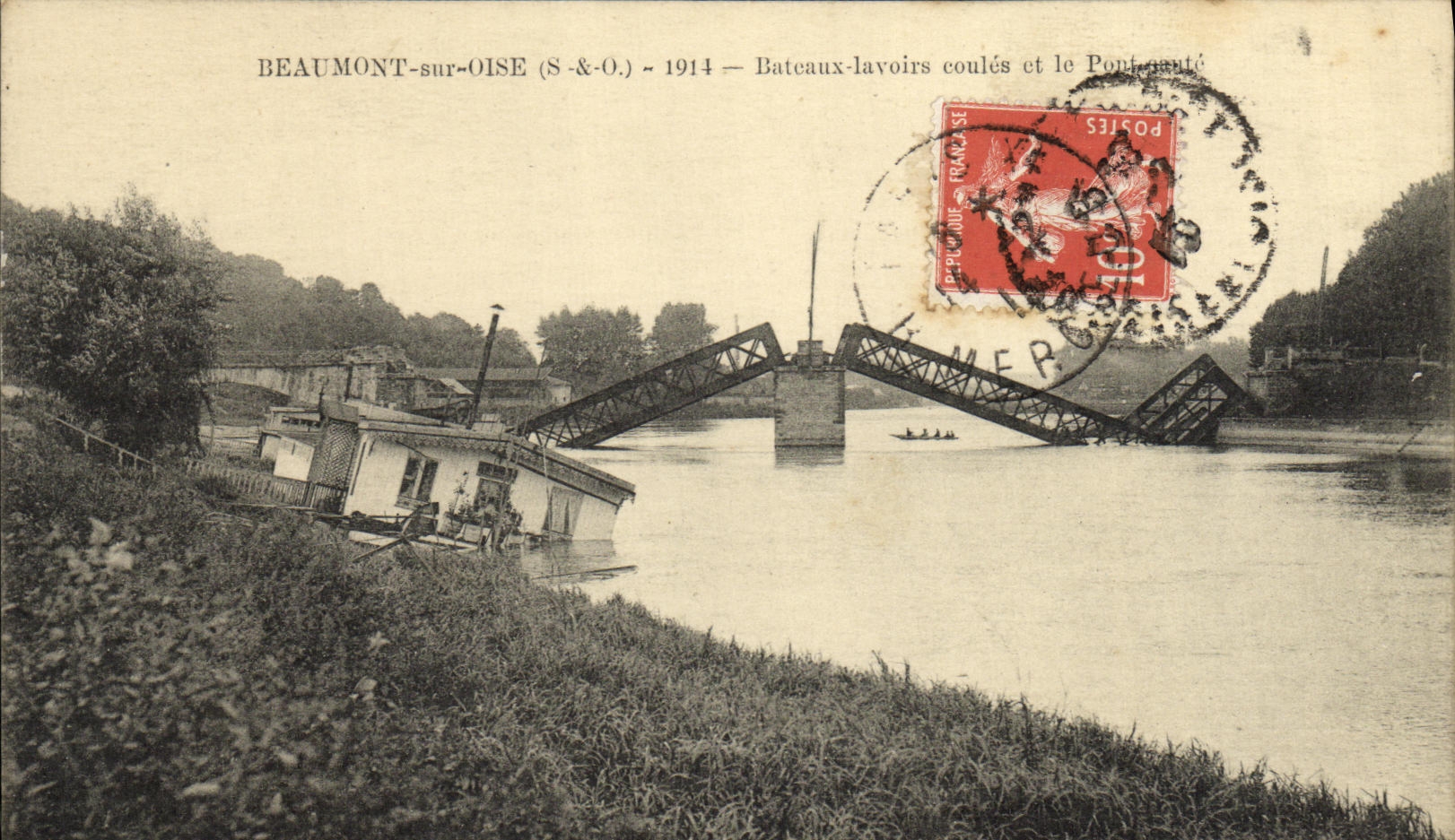 CPA Beaumont Sur Oise Bateaux Lavoirs Coules et le pont saute