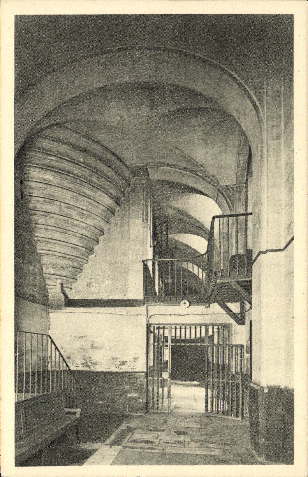 CPA Paris Conciergerie Couloir des cachots