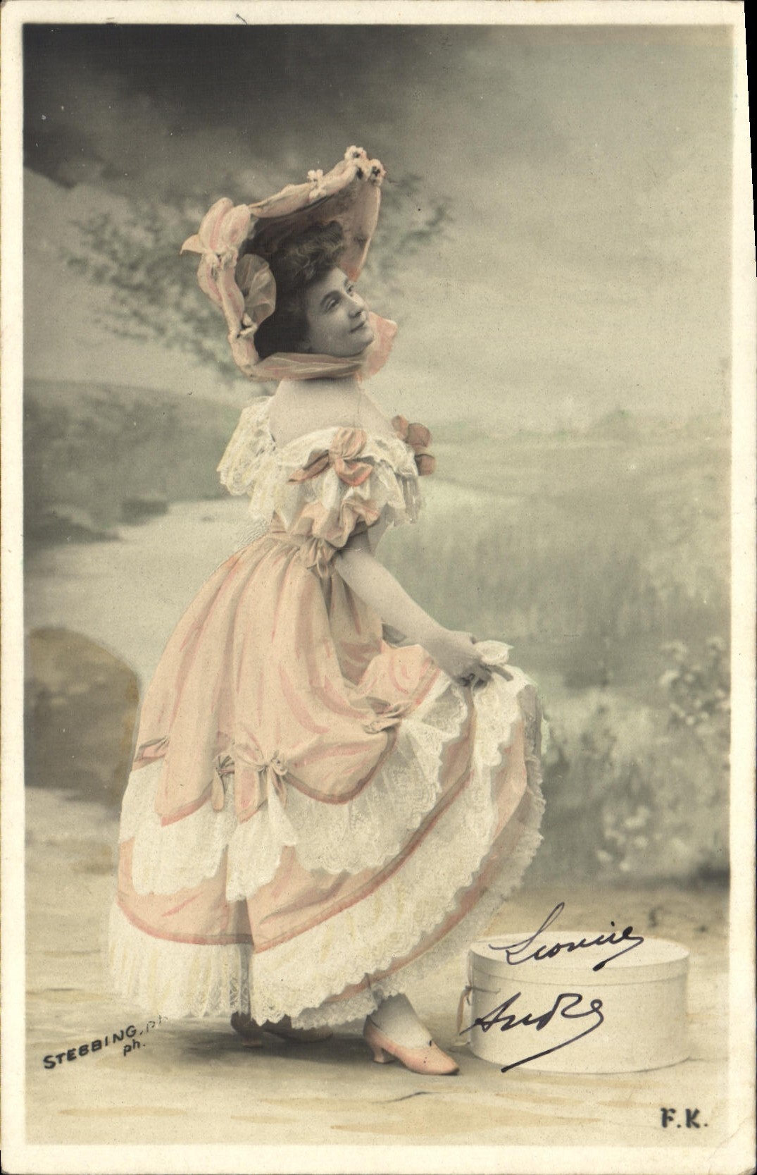 Femme en robe rose et chapeau à volants — photographie de Steebing — F.K.