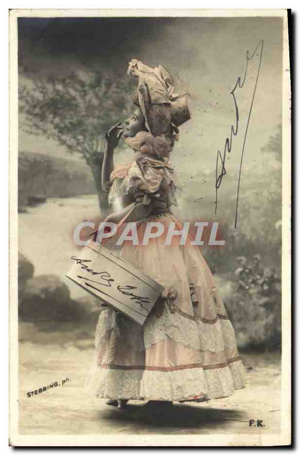 Femme en robe à volants portant un panier — Stebbing, ph. — P.K.