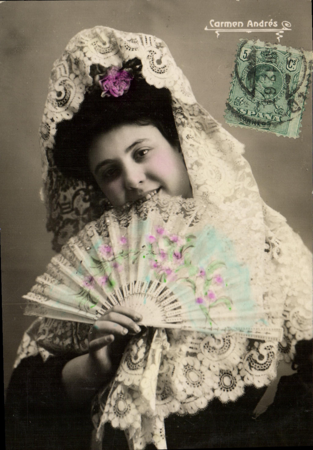 Jeune femme en manton et fanfaron — Carmen Andrés — éditeur Carmen Andrés, n° de série non visible