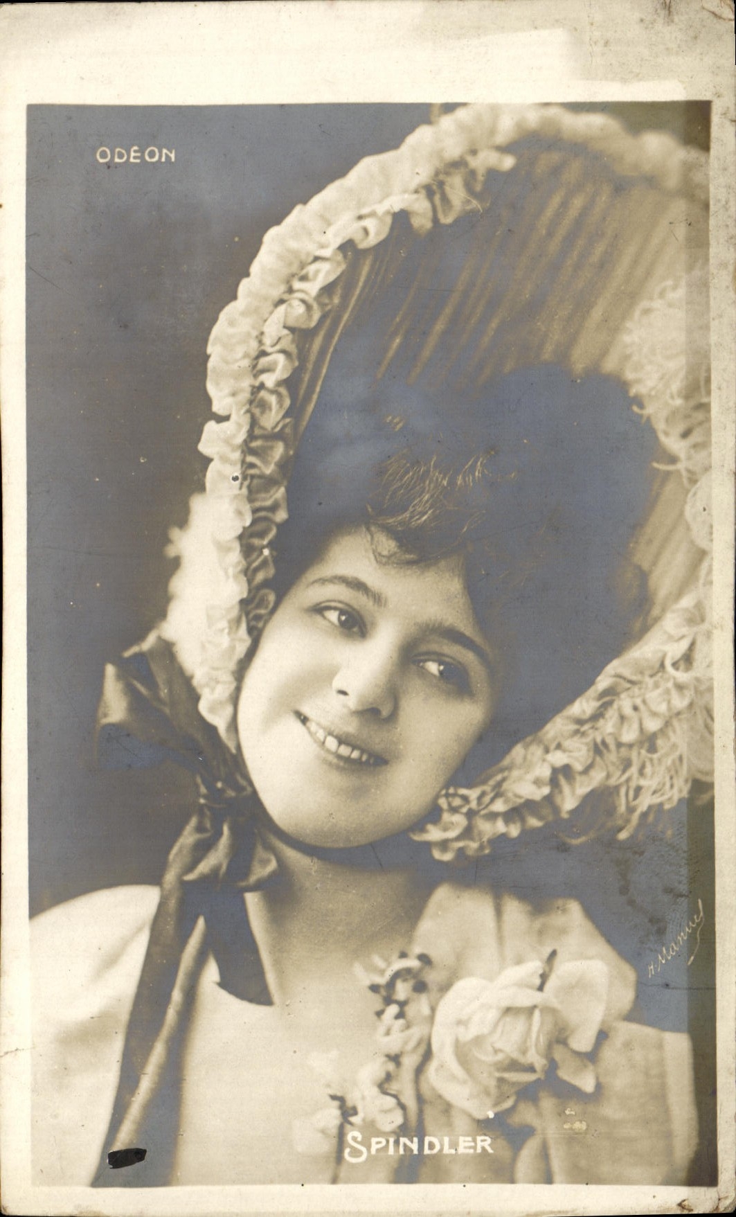 Frau in einem Schleierhut — ODEON — Spindler