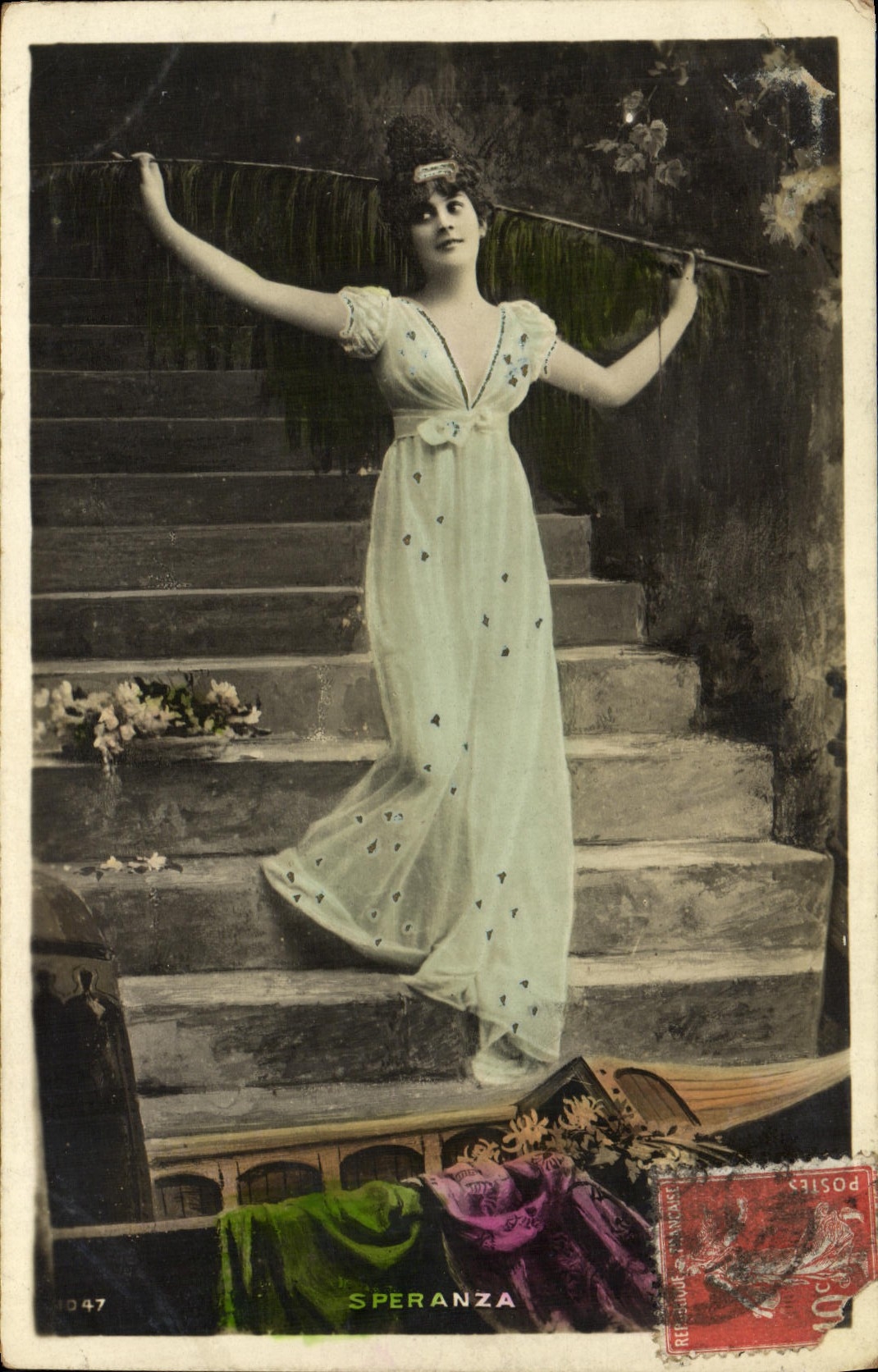 Speranza — Danseuse en robe légère sur des marches — Speranza, éditeur inconnu, n° de série non visible