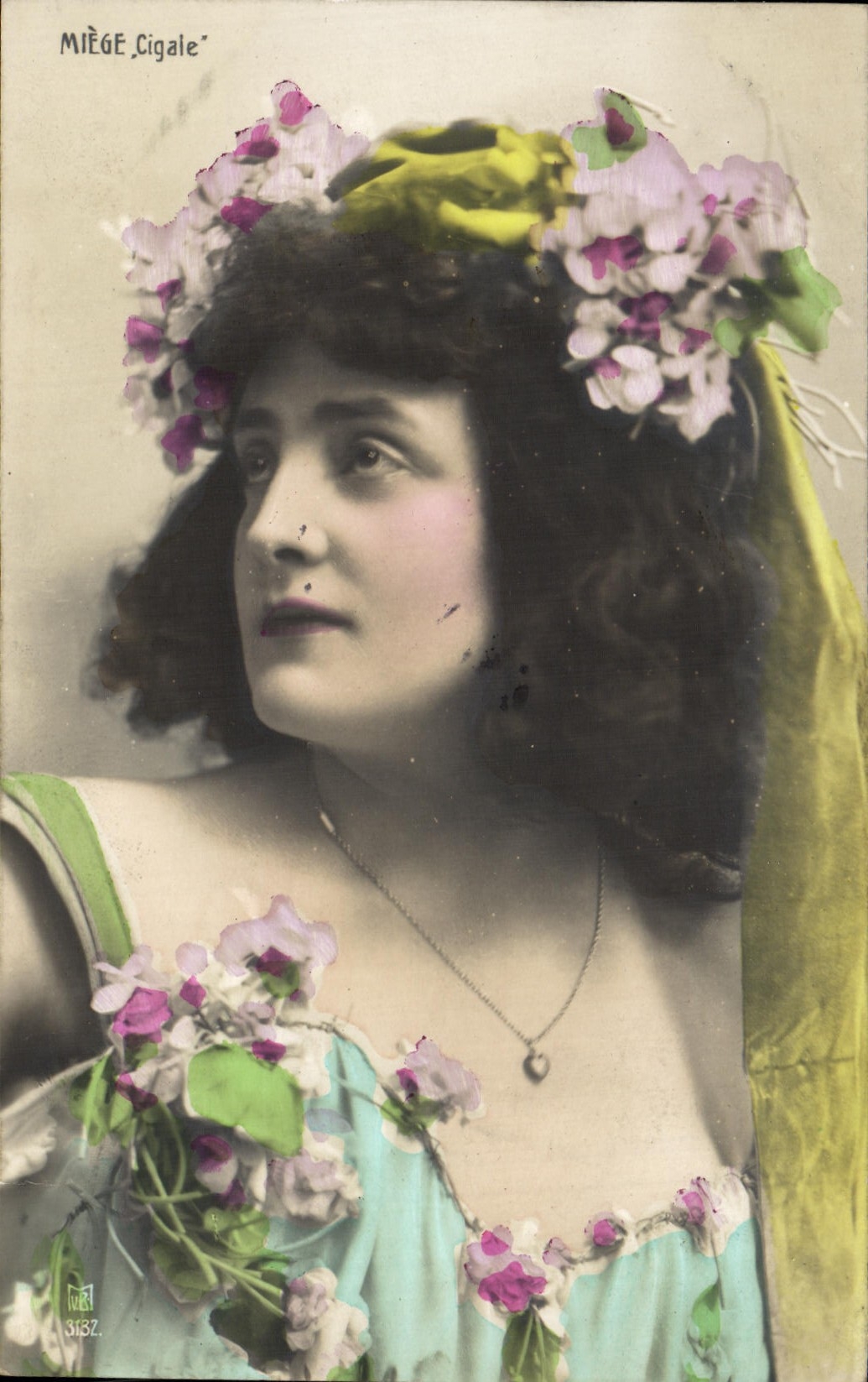 MIEGE Cigale — Retrato de mujer con flores — Editor MIEGE, n° 3187