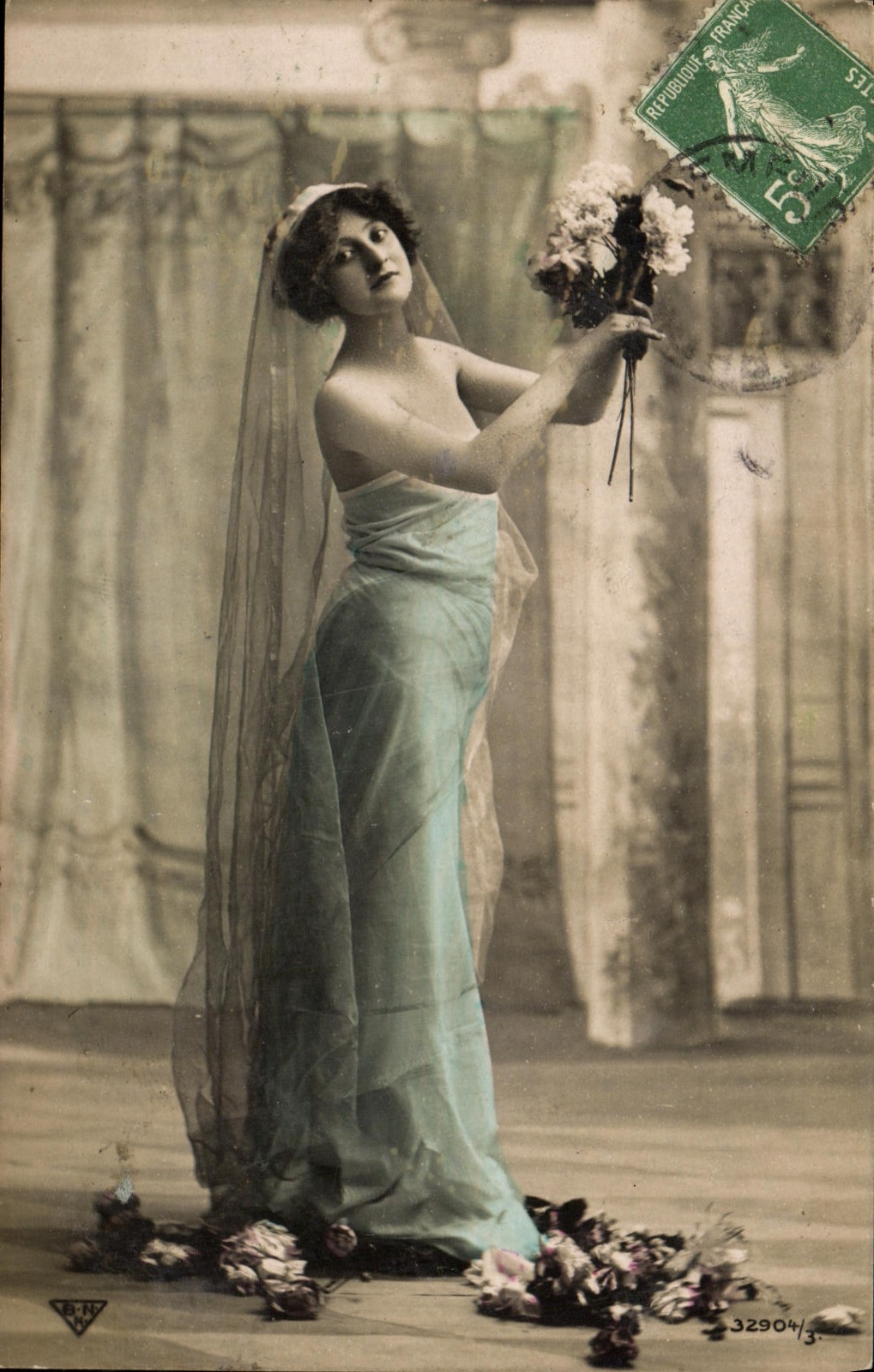 Jeune femme en robe bleue et voile — B.R. — n° 32904/3