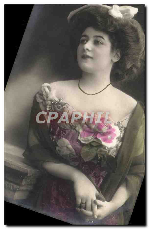 Jeune femme en robe fleurie — portrait — éditeur inconnu