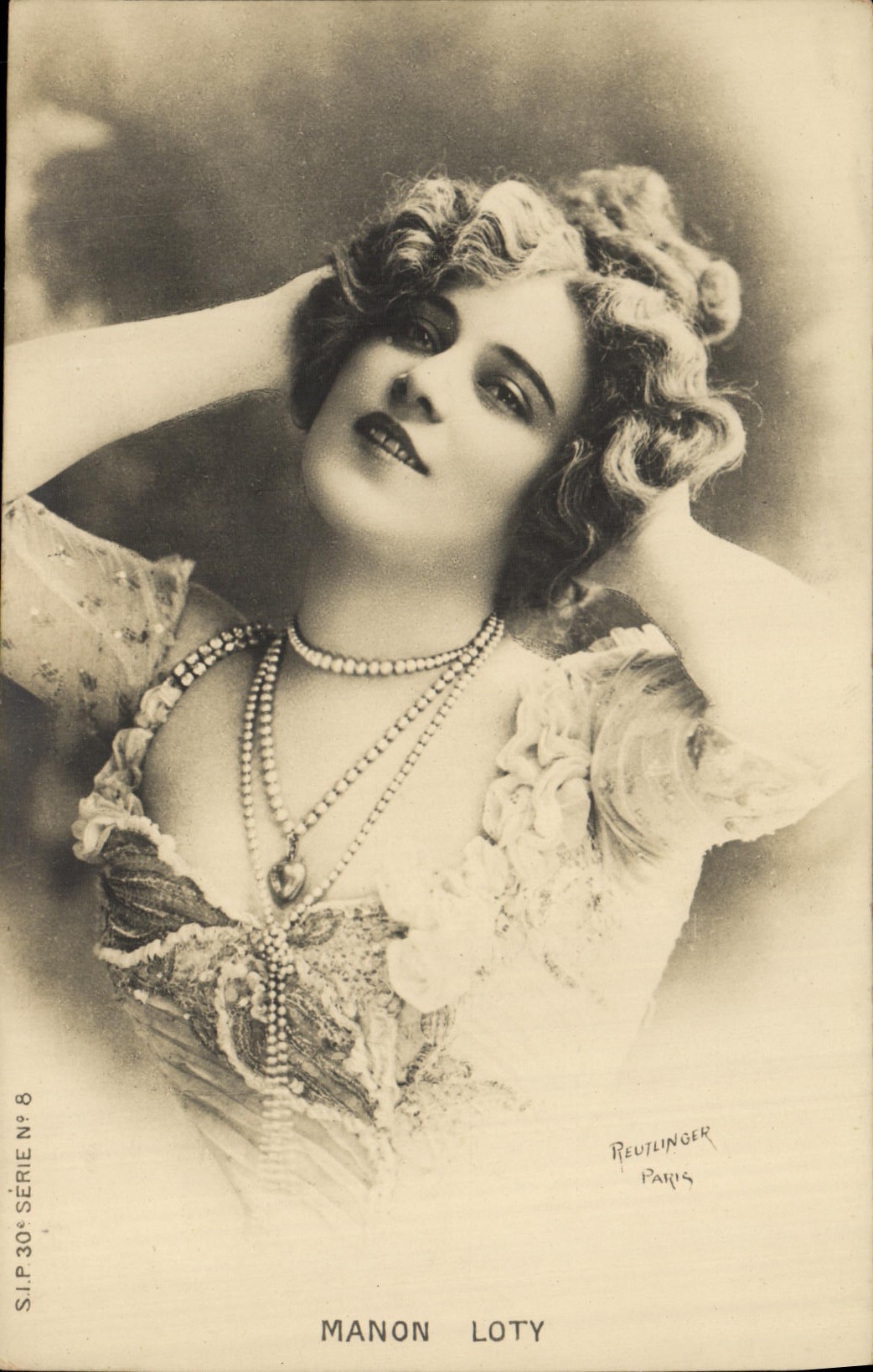 CPA Fantaisie Femme Manon Loty