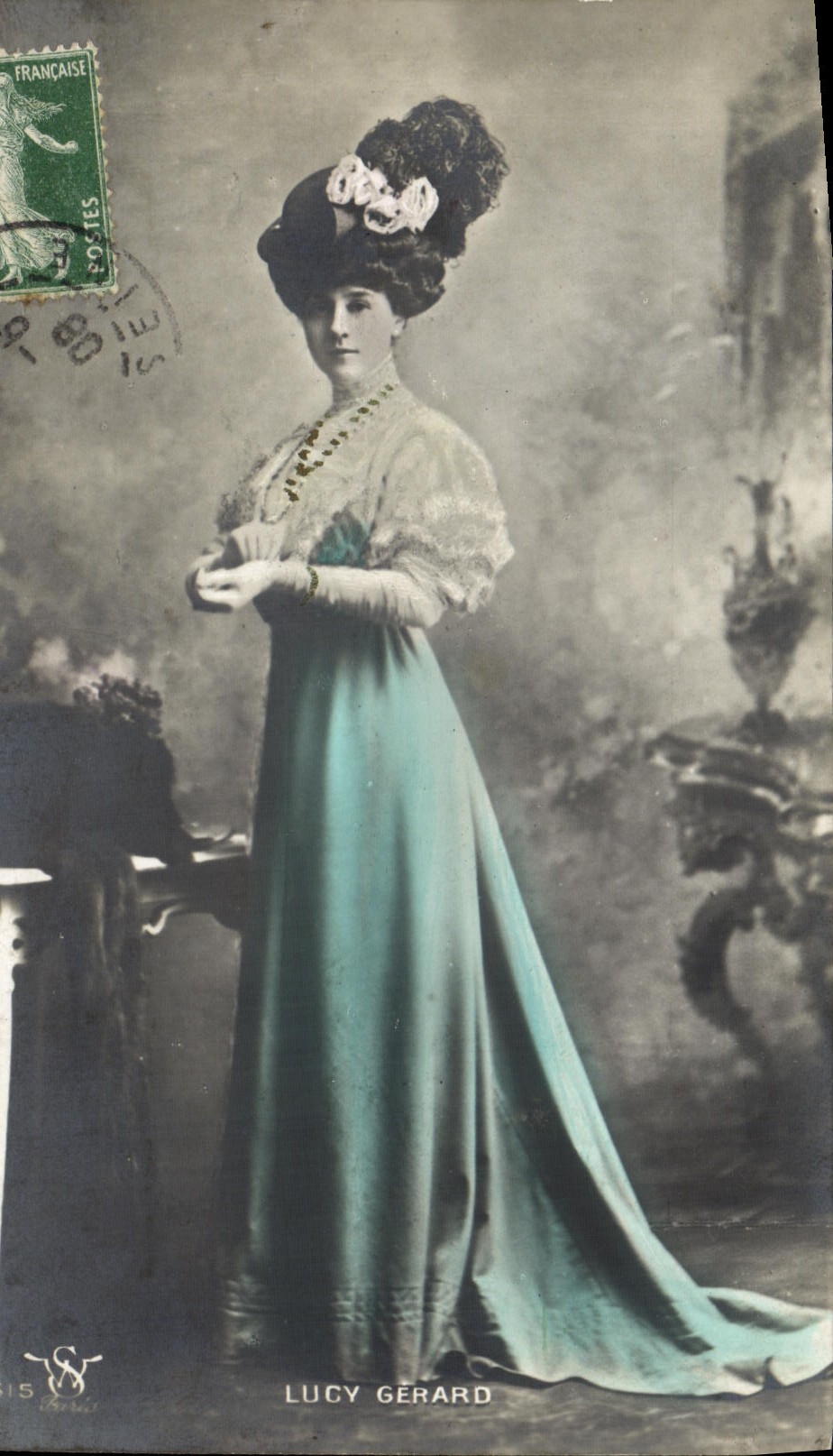 Lucy Gerard — Portrait en robe bleu turquoise — Éditeur Paris, n°15
