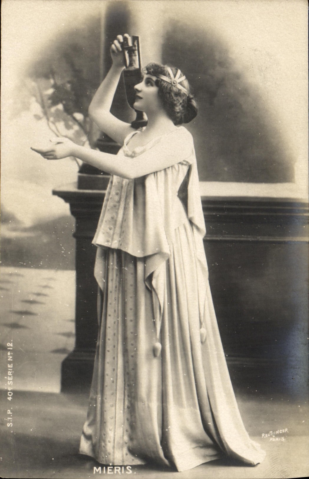 Femme en robe longue — pose théâtrale — Reutinger, Paris, série 12