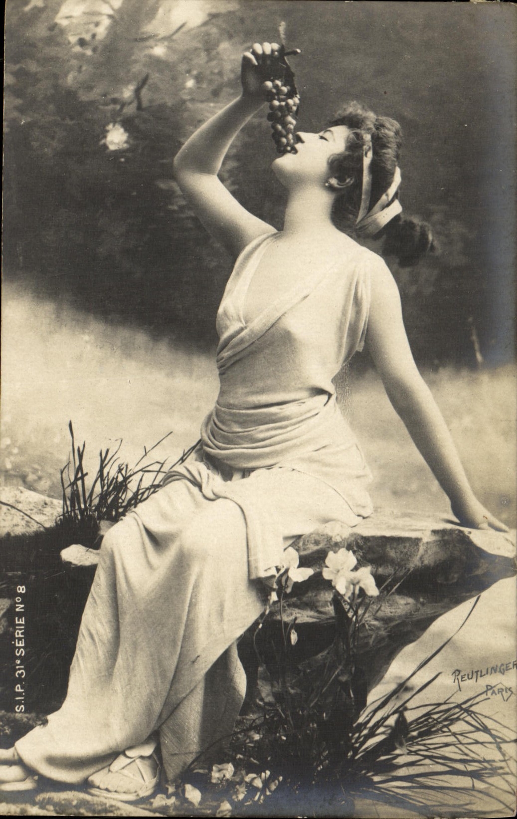 Femme en robe antique dégustant des raisins — S.I.P. Série N°8 — Reutlinger Paris