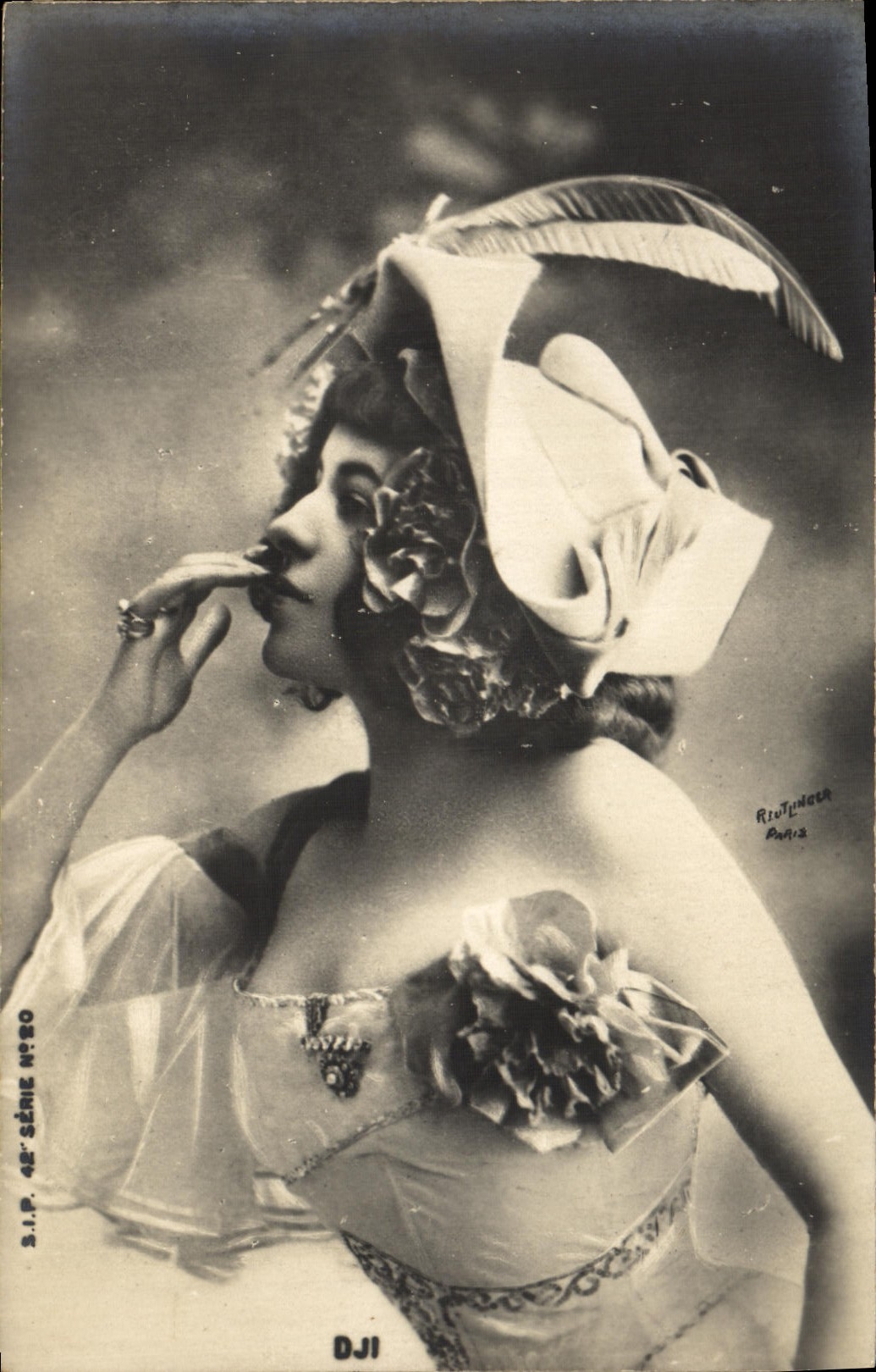 Femme en costume de scène — S.I.P. 4e série n° 50 — Rioplatan, Paris
