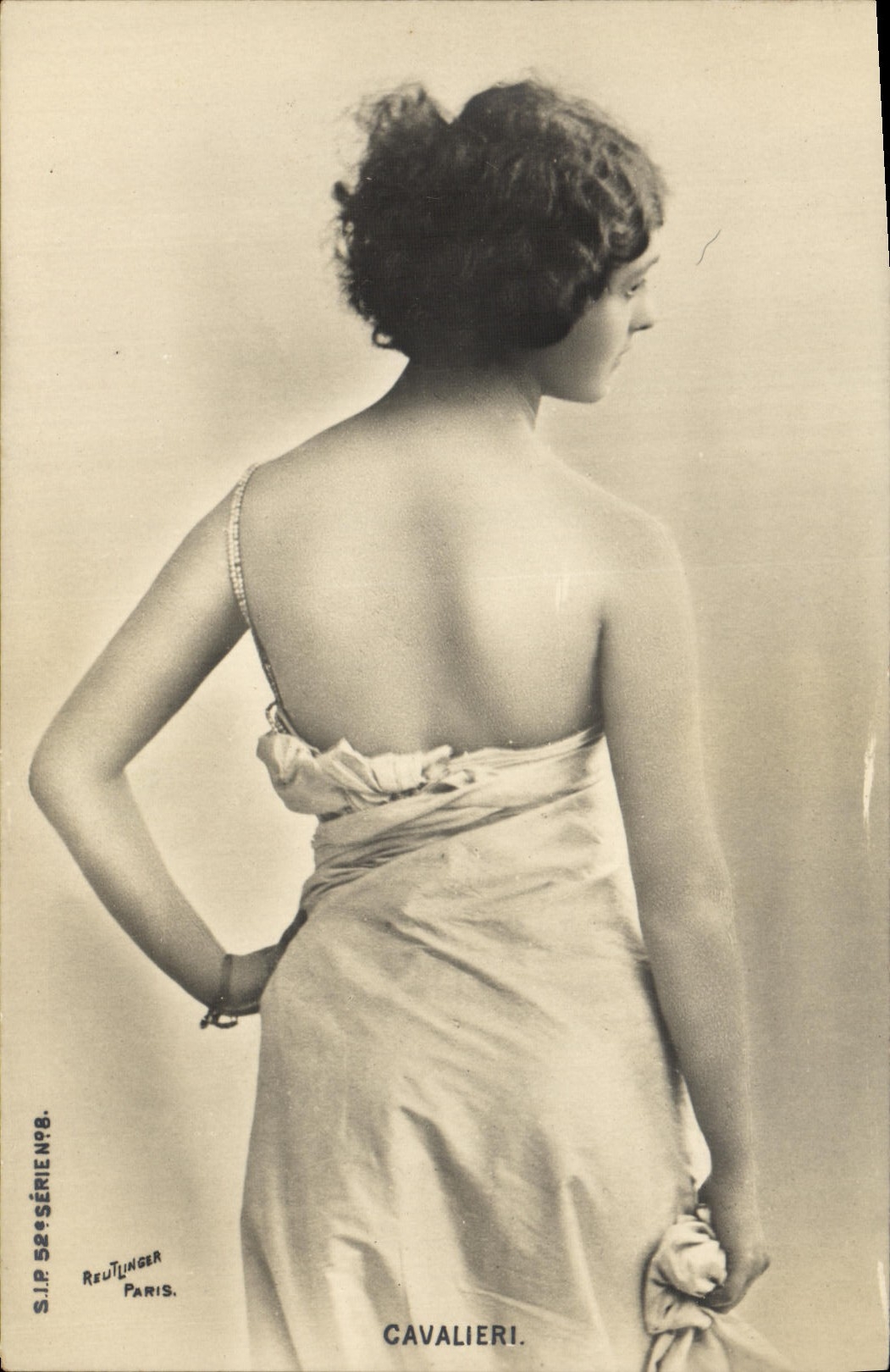 Femme en robe à dos nu — portrait de dos — S.I.P. Reutinger Paris, série 28, n° 8, Cavaliéri