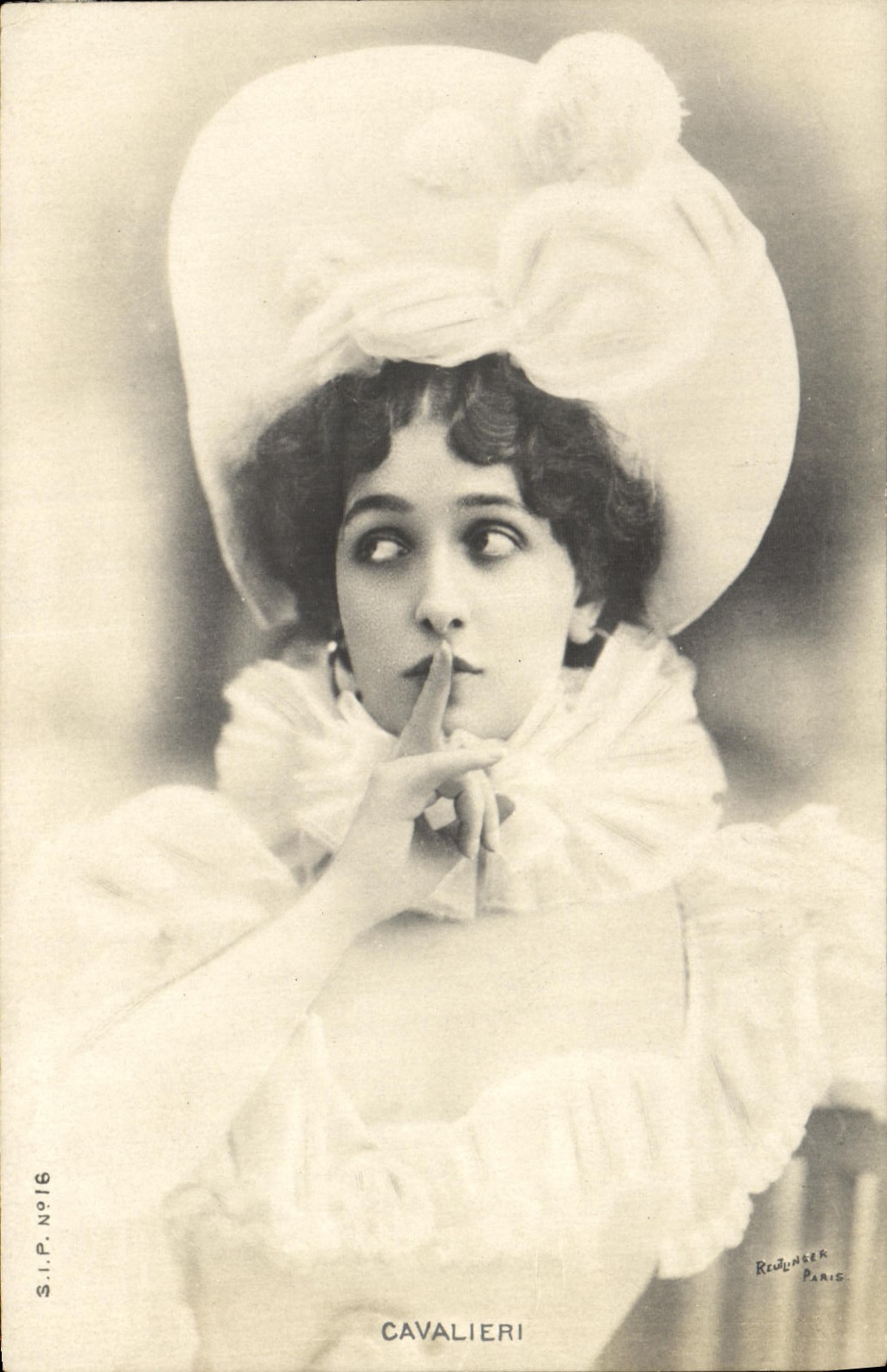 Cavalieri — Portrait de la chanteuse avec un doigt sur les lèvres — Redoutet, Paris, S.I.P. N°16