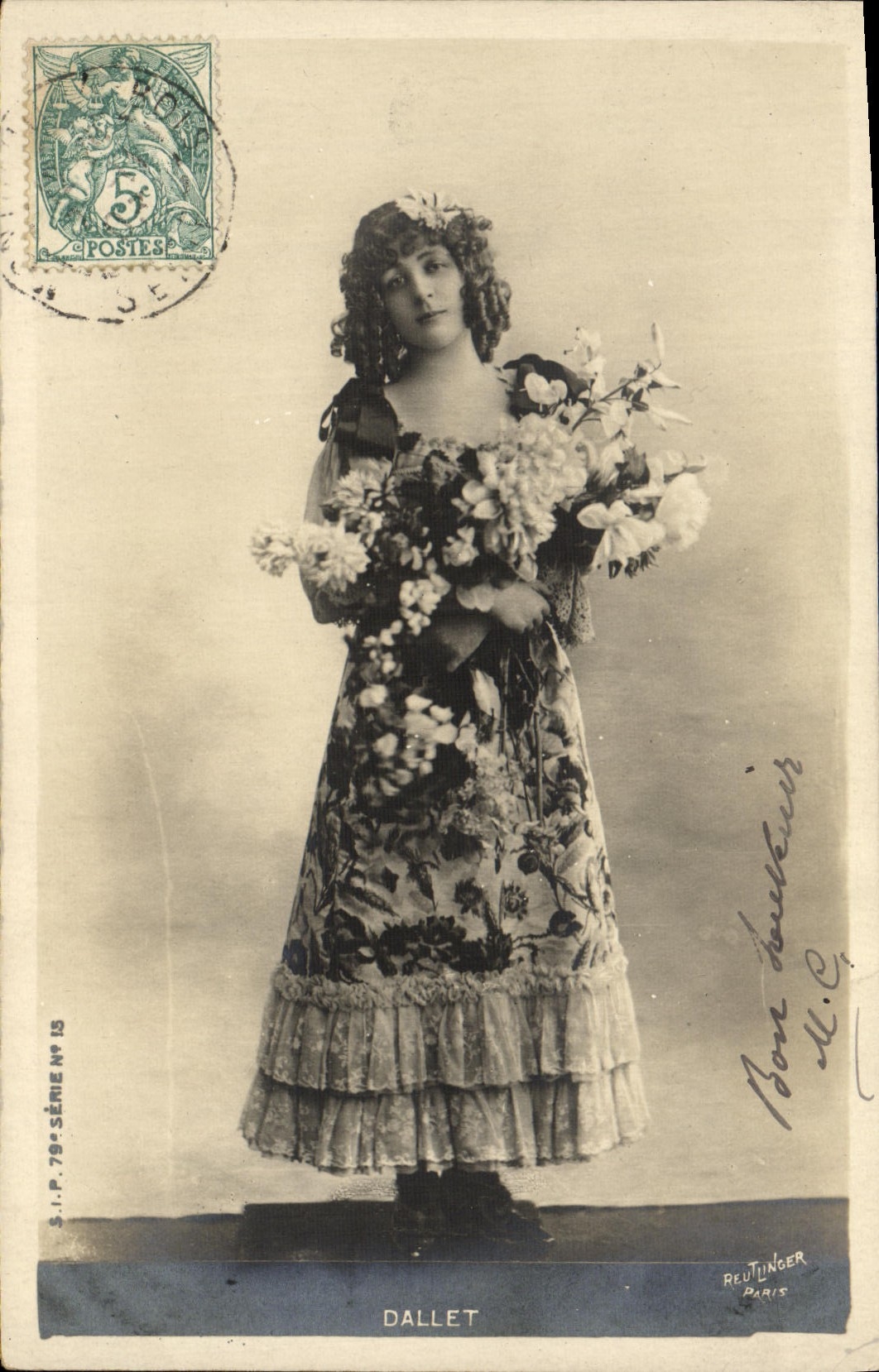 Dallet — danseuse en robe fleurie tenant un bouquet — S.I.P. 79e série n°15, éditée par Reutinger Paris