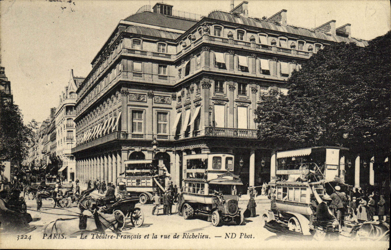 CPA Paris Le Theatre francais et la rue de Richelieu