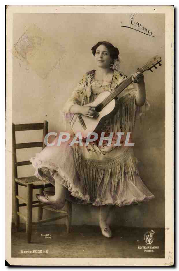 CPA fantaisie Femme Carmen Guitare