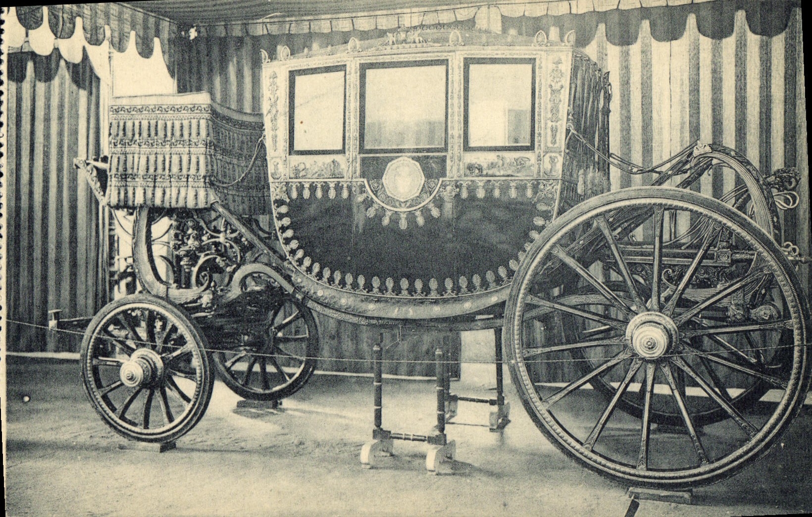 CPA Palacio Real Caballerias Carroaz regalada por Napolen a Carlos IV