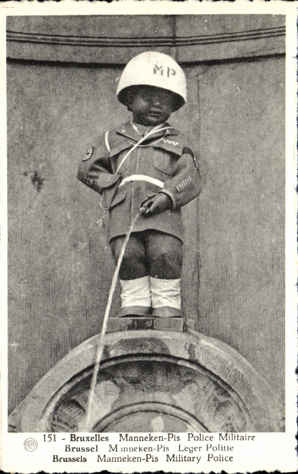 CPA Bruxelles Manneken Pis Police Militaire 