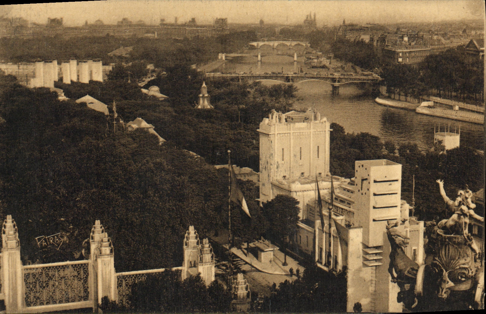 CPA Expostition Des arts decoratifs Paris Panorama du Grand palais a la place de la Concorde
