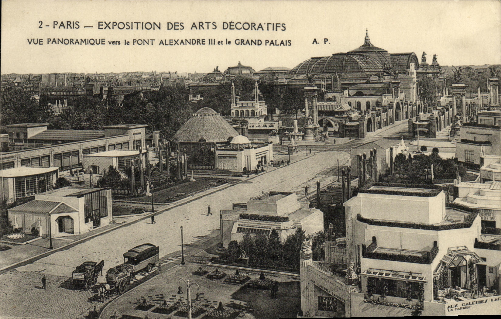 Paris — Exposition des Arts Décoratifs — Vue panoramique vers le Pont Alexandre III et le Grand Palais