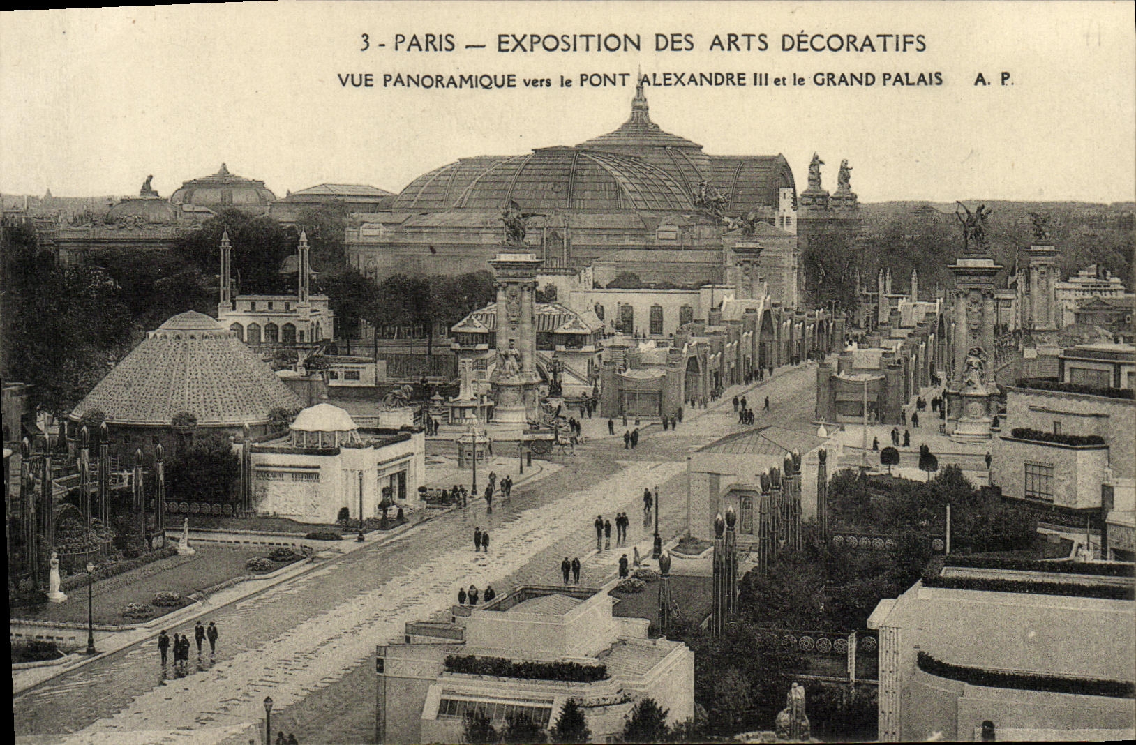Paris — Exposition des Arts Décoratifs — Vue panoramique vers le Pont Alexandre III et le Grand Palais — A. P.