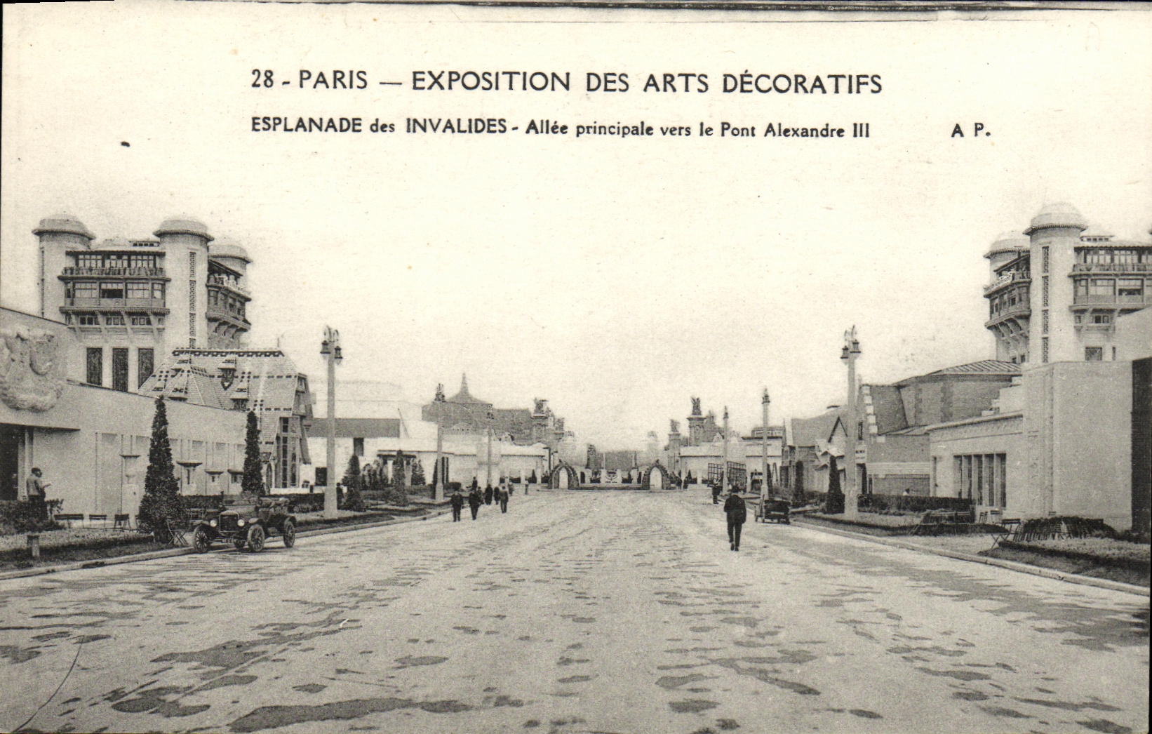 Paris — Exposition des Arts Décoratifs — Hauptstraße in Richtung Pont Alexandre III