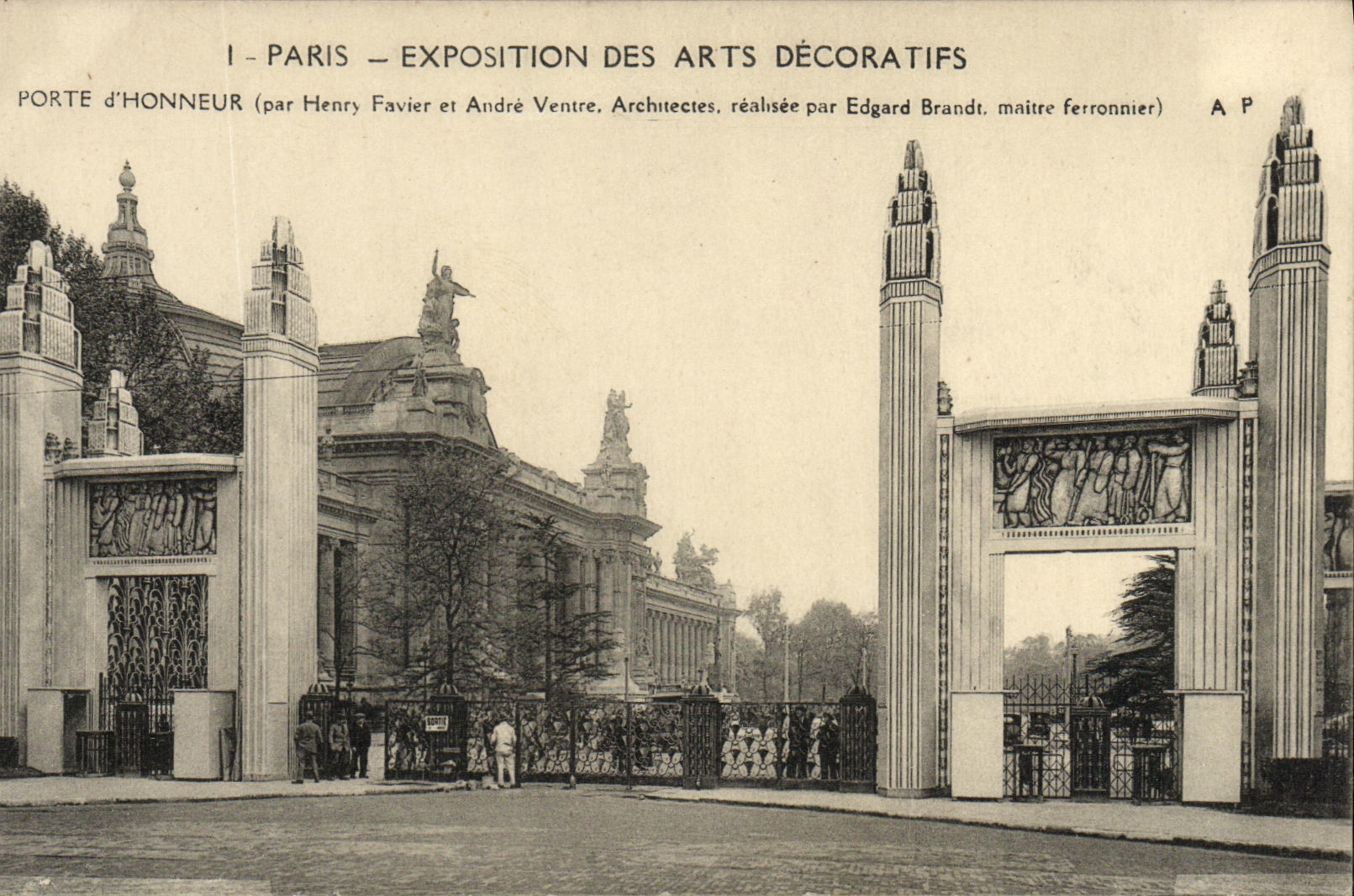 Paris – Ausstellung der Dekorativen Künste – Ehrentor (von Henry Favier und André Ventre, realisiert von Edgard Brandt, Meister Eisenarbeiter)