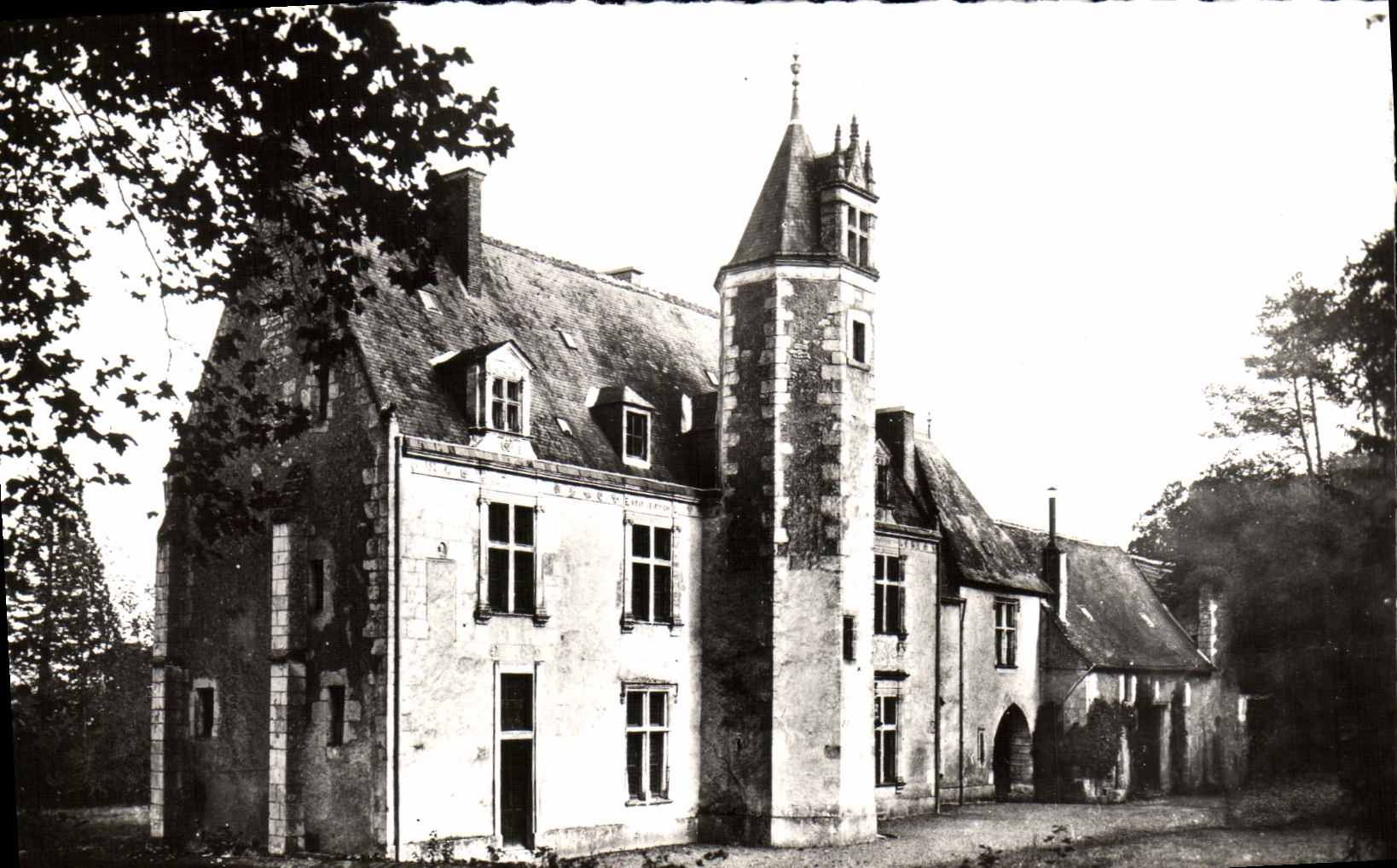 Couture (L.-et-Ch.) — Manoir du Château de la Poissonnière, façade sud — Combier (S.-et-L.)