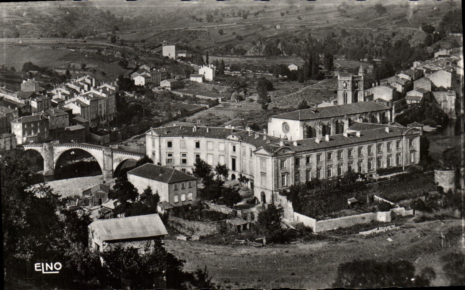 CPM Lavoute Chilhac Vue d'ensemble sur le prieure et le clocher de l'eglise
