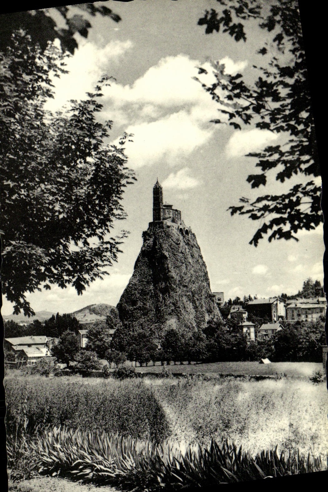 Le Puy — Le Rocher Saint-Michel — Cie des Arts Photomécaniques, 44, rue Leretlier, Paris
