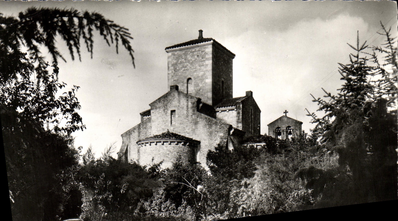 L'Église de Germigny-des-Prés — Abside vue du jardin du Presbytère — Éditions de Quixé, Paris