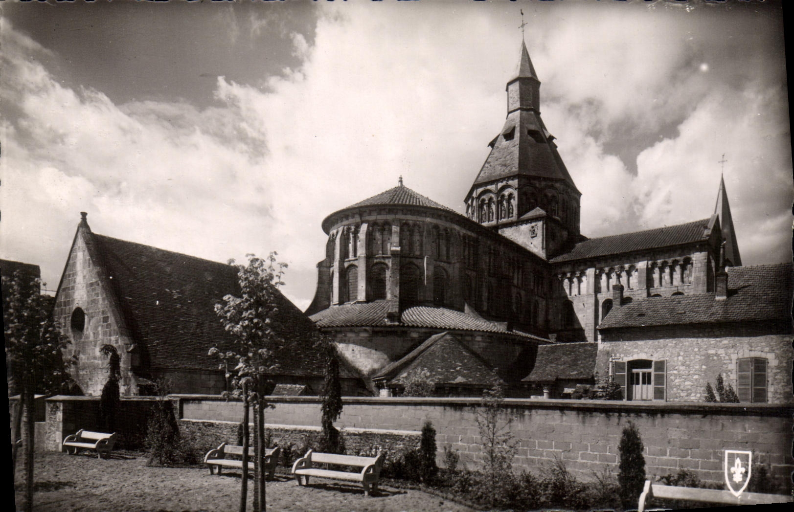 CPM La Charite sur Loire Eglise Sainte Croix chevet CRoisillon