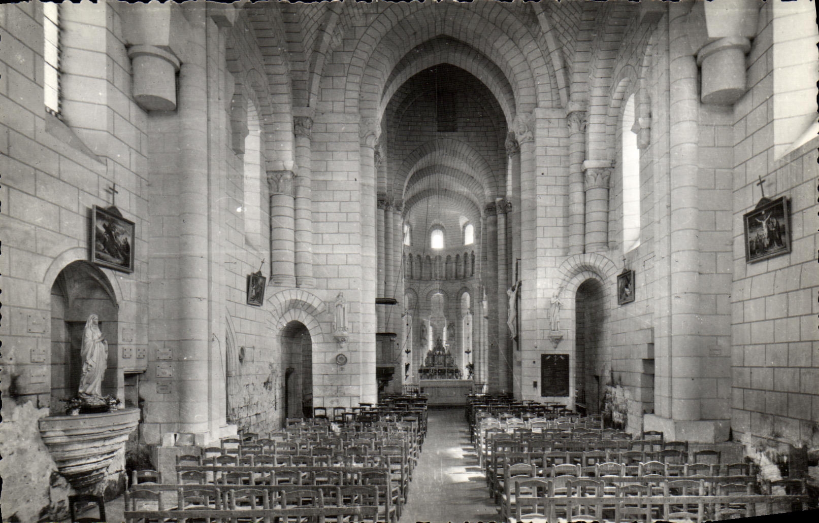 CPM Faye La Vineuse Interieur de L'Eglise