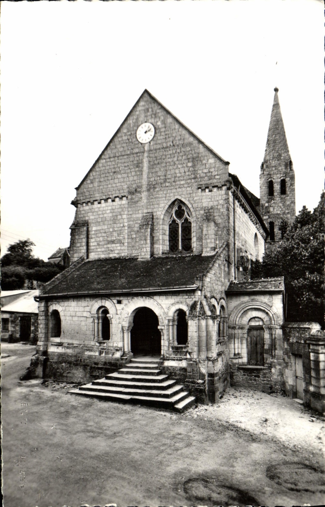 CPM Avon Les Roches L'Eglise Un Des Monuments Religieux Les Plus Remarquables de la Touraine