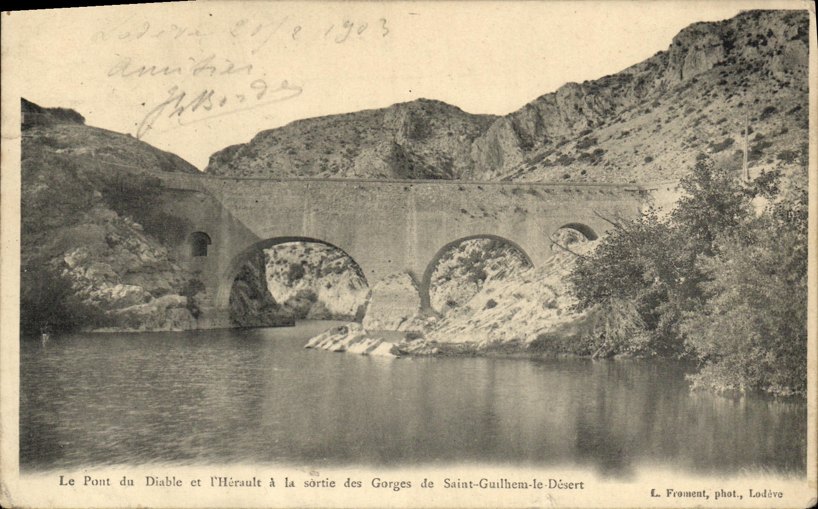 Le Pont du Diable et l'Hérault à la sortie des Gorges de Saint-Guilhem-le-Désert — L. Froment, phot., Lodève