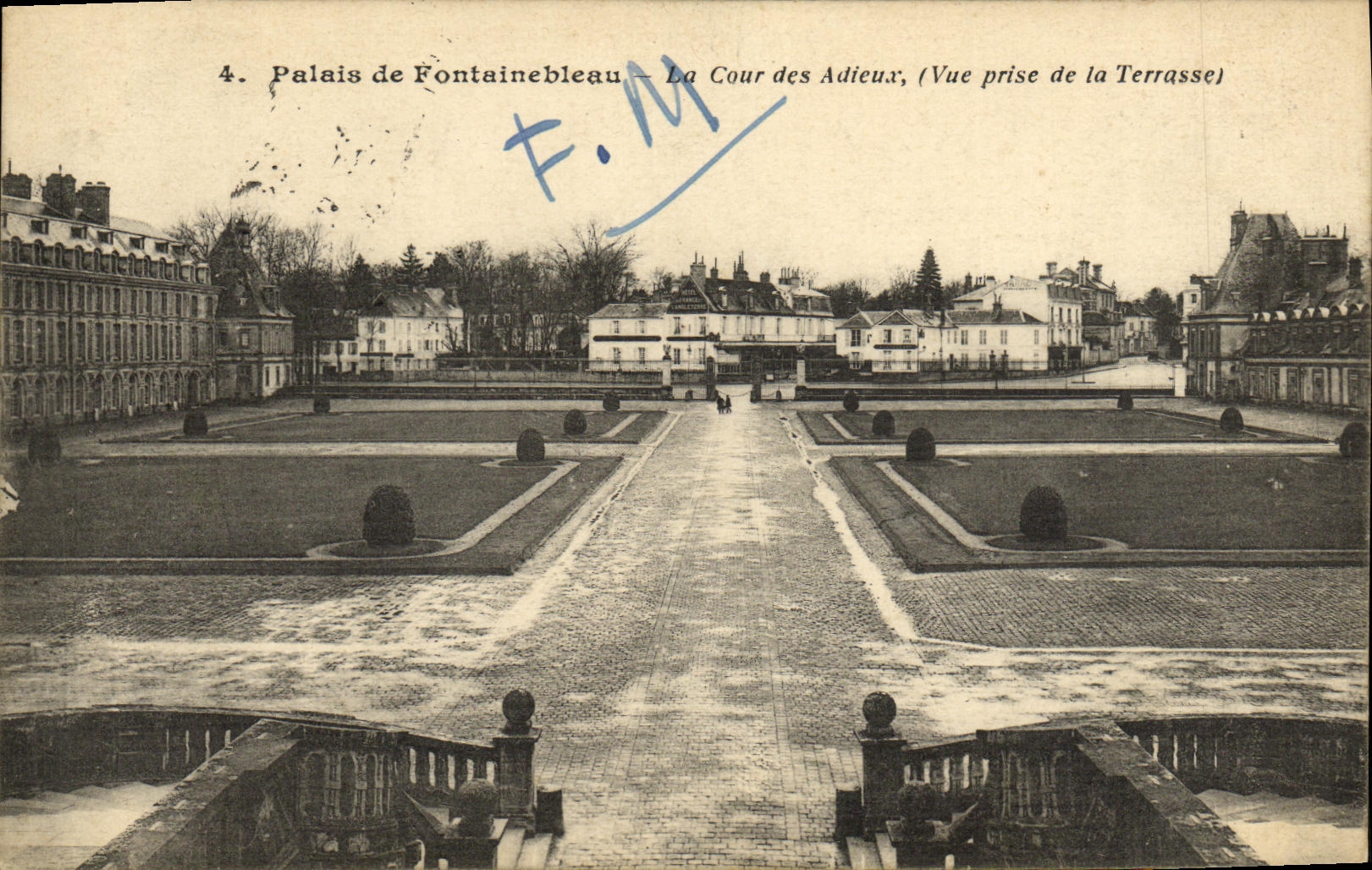 Palacio de Fontainebleau — La Cour des Adieux, (Vista tomada desde la Terraza)